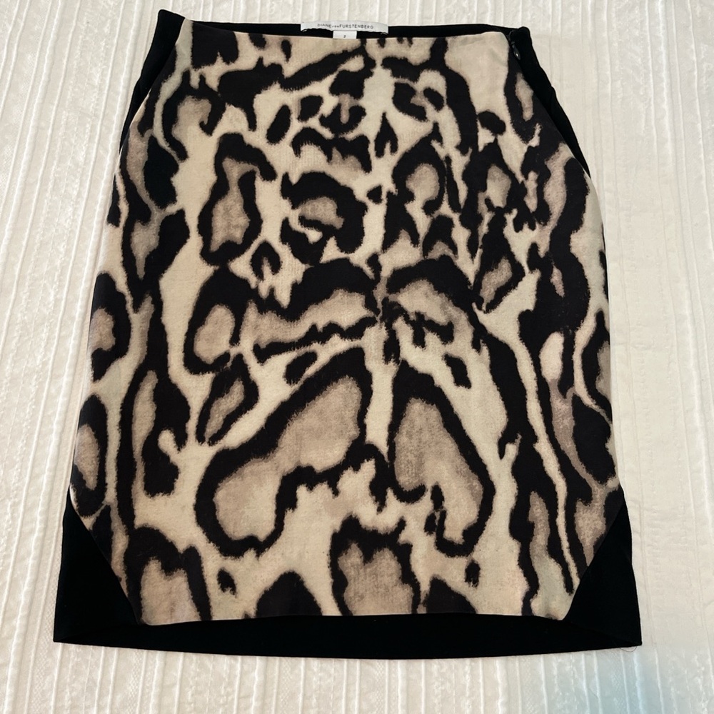 Diane Von Furstenberg Leopard Print Pencil Skirt - Picture 2 of 7